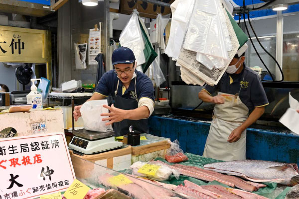 活魚部門・貝類部門・近海物部門・河豚（ふぐ）部門それぞれに専任担当を設けて目利きとより深い知識をご提供