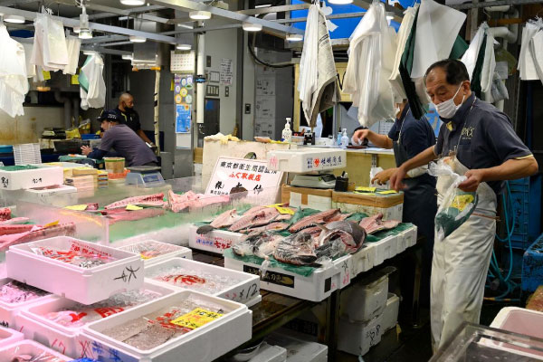 活魚部門・貝類部門・近海物部門・河豚（ふぐ）部門それぞれに専任担当を設けて目利きとより深い知識をご提供